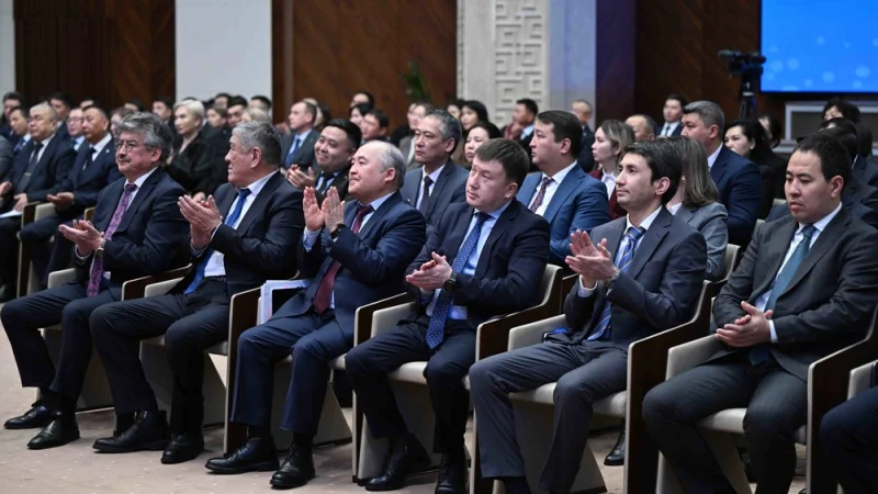 Президенттин администрациясында жыйынтык чыгарылып, бир катар кызматкерлерге ардак грамоталар тапшырылды