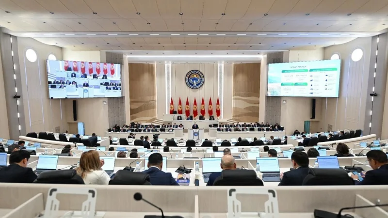 Жогорку Кеңештин спикери ыйгарым укуктарын тапшырды. Депутаттар парламентте эмне деп айтышты?