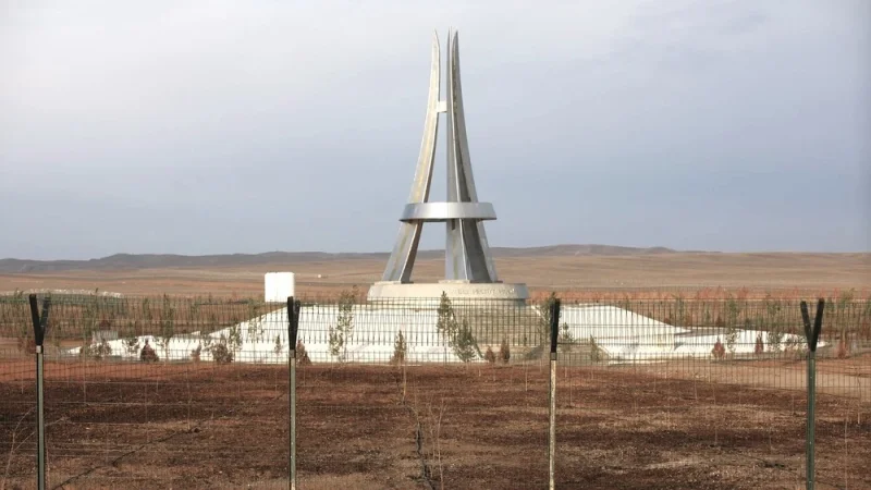 Кыргызстан, Тажикстан жана Өзбекстандын чек арачылары «Достук» стеласынын жанында үч тараптуу жолугушуу өткөрүштү