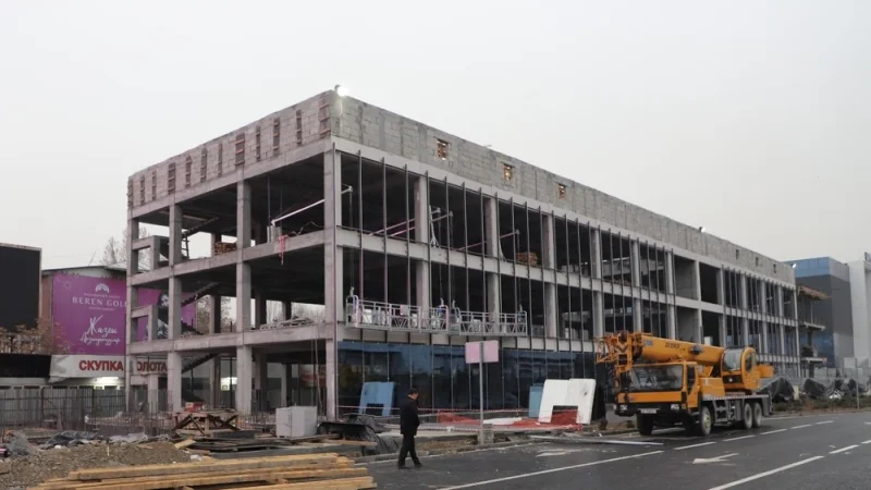 Түлөевдердин Чүй-Абдрахманов көчөсүндөгү ЦУМ/ГУМдун жанындагы курулуп жаткан имаратты бузулат