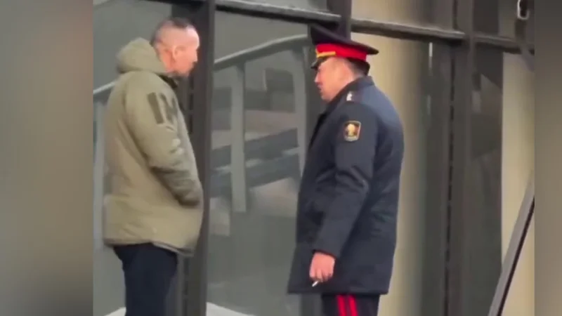 Ички иштер министри коомдук жайда тамеки чеккени үчүн айыпка жыгылды